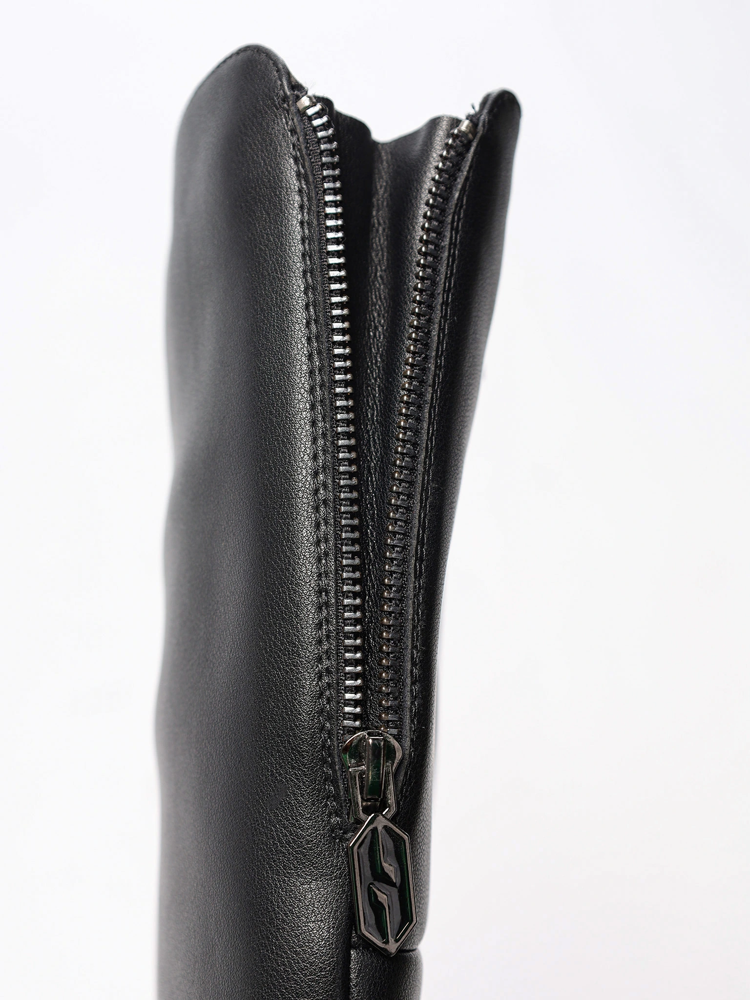 Сапоги черного цвета из натуральной кожи на высоком широком каблуке